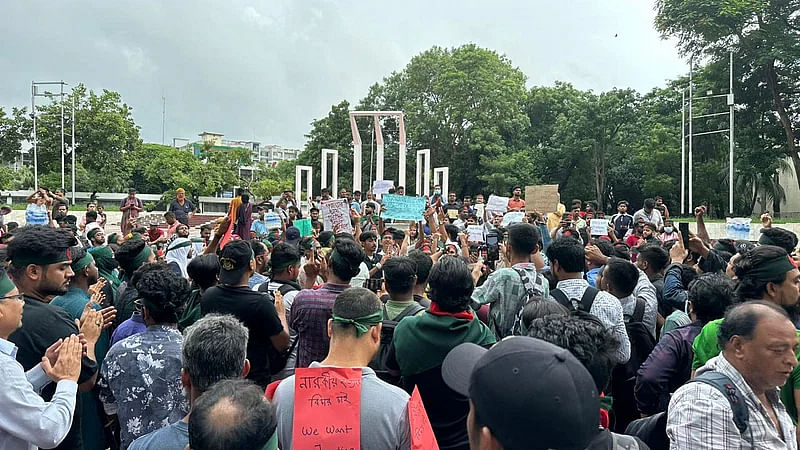 Protesters are gathering and chanting slogans at the central Shaheed Minar in Dhaka. Photo taken around 1:30 pm on 3 August, 2024.